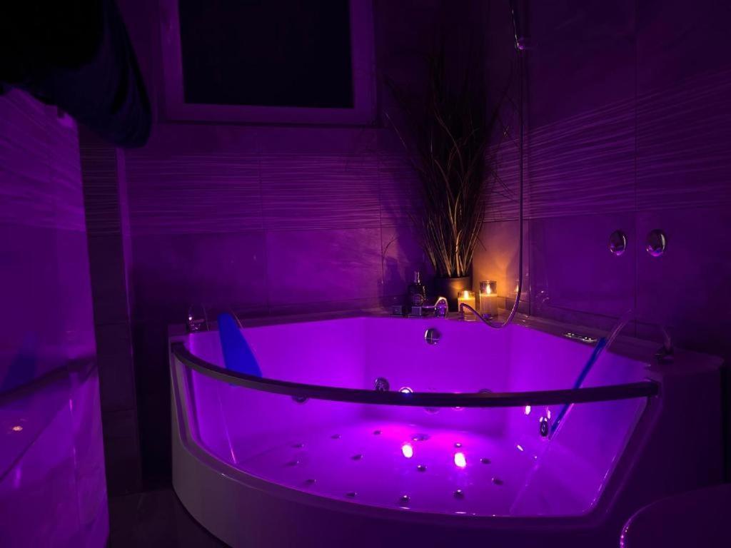 Luxrooms - Hotel Type With Private Jacuzzi Бьеловар Экстерьер фото