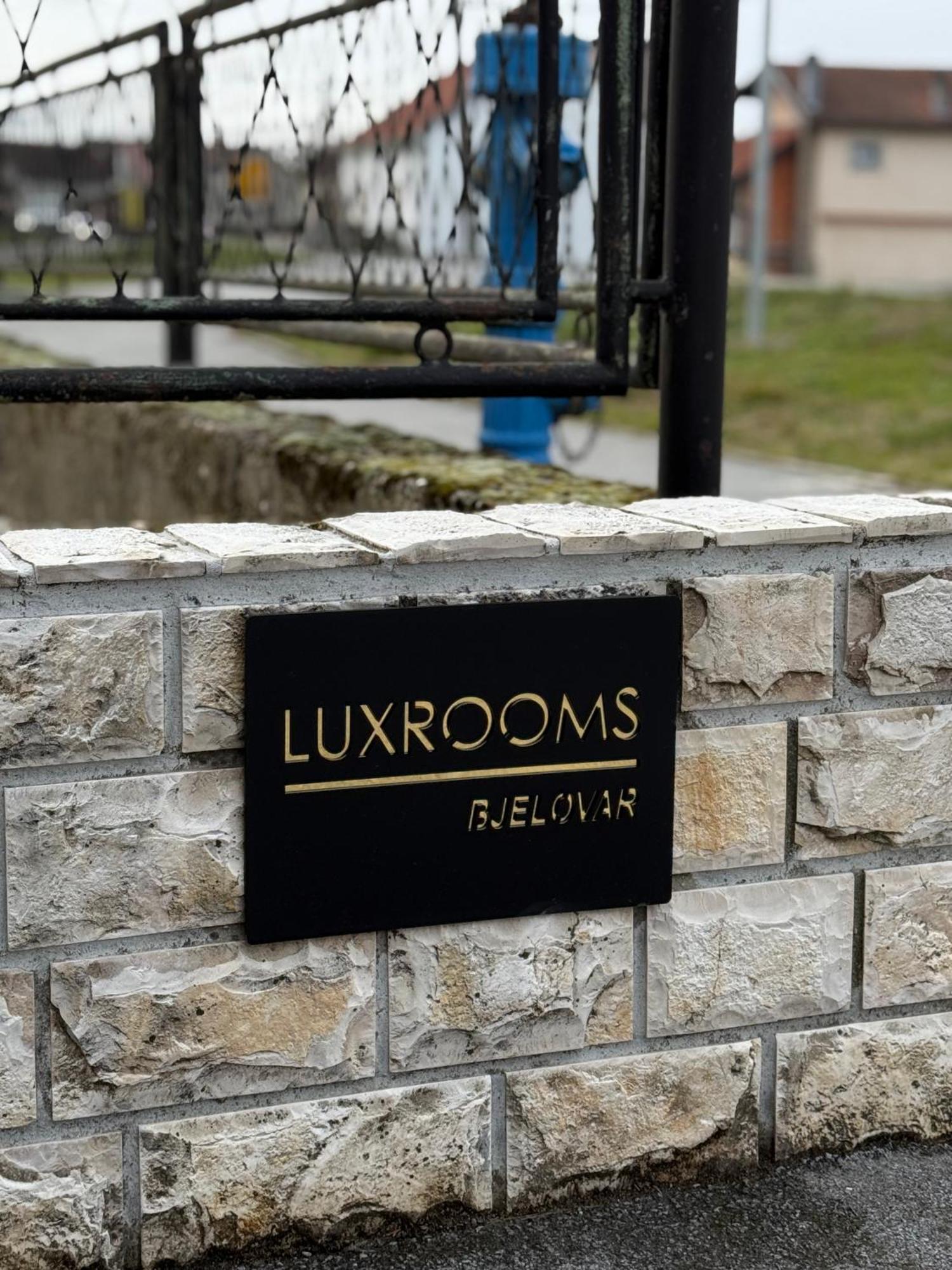 Luxrooms - Hotel Type With Private Jacuzzi Бьеловар Экстерьер фото