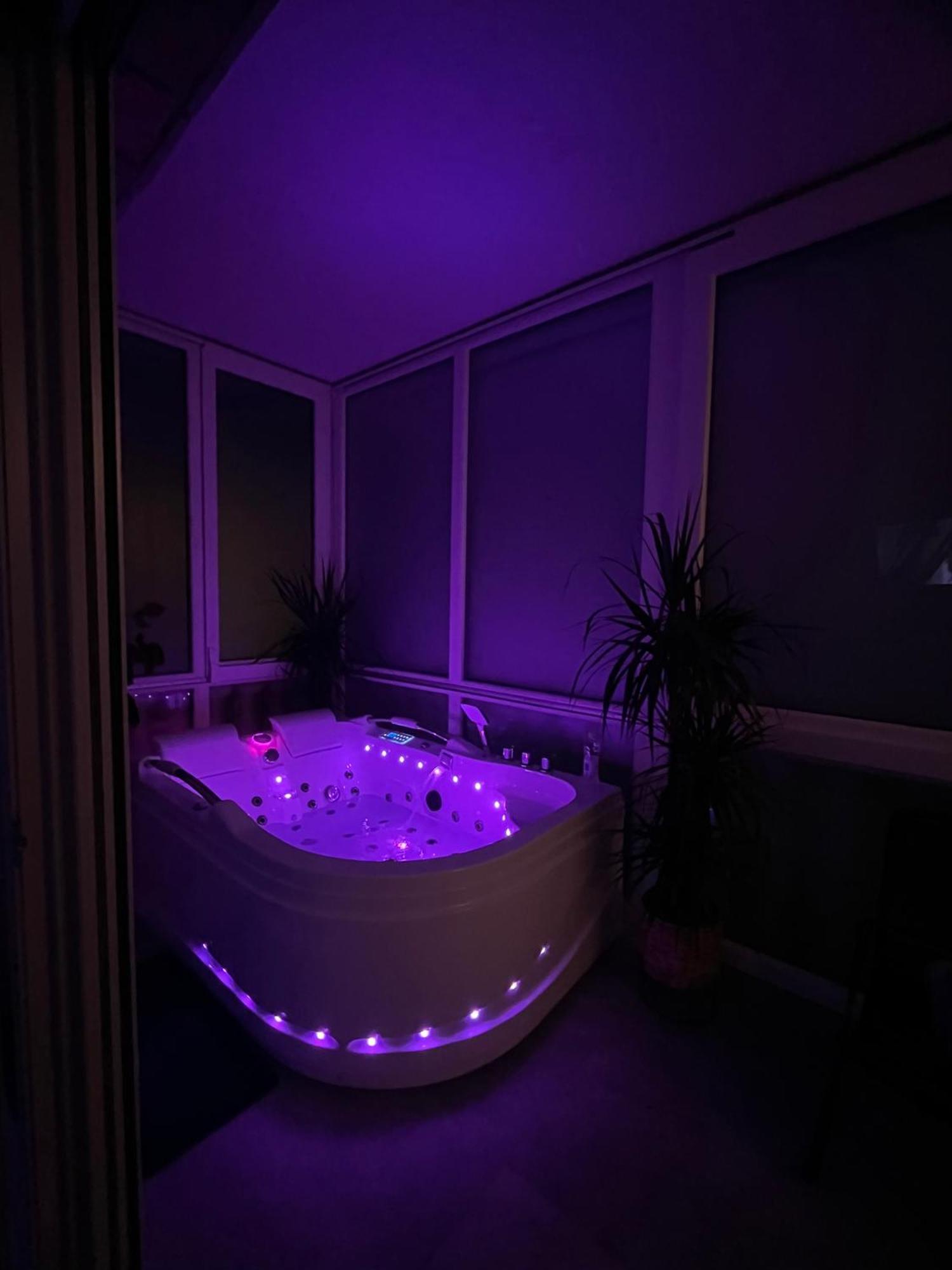 Luxrooms - Hotel Type With Private Jacuzzi Бьеловар Экстерьер фото