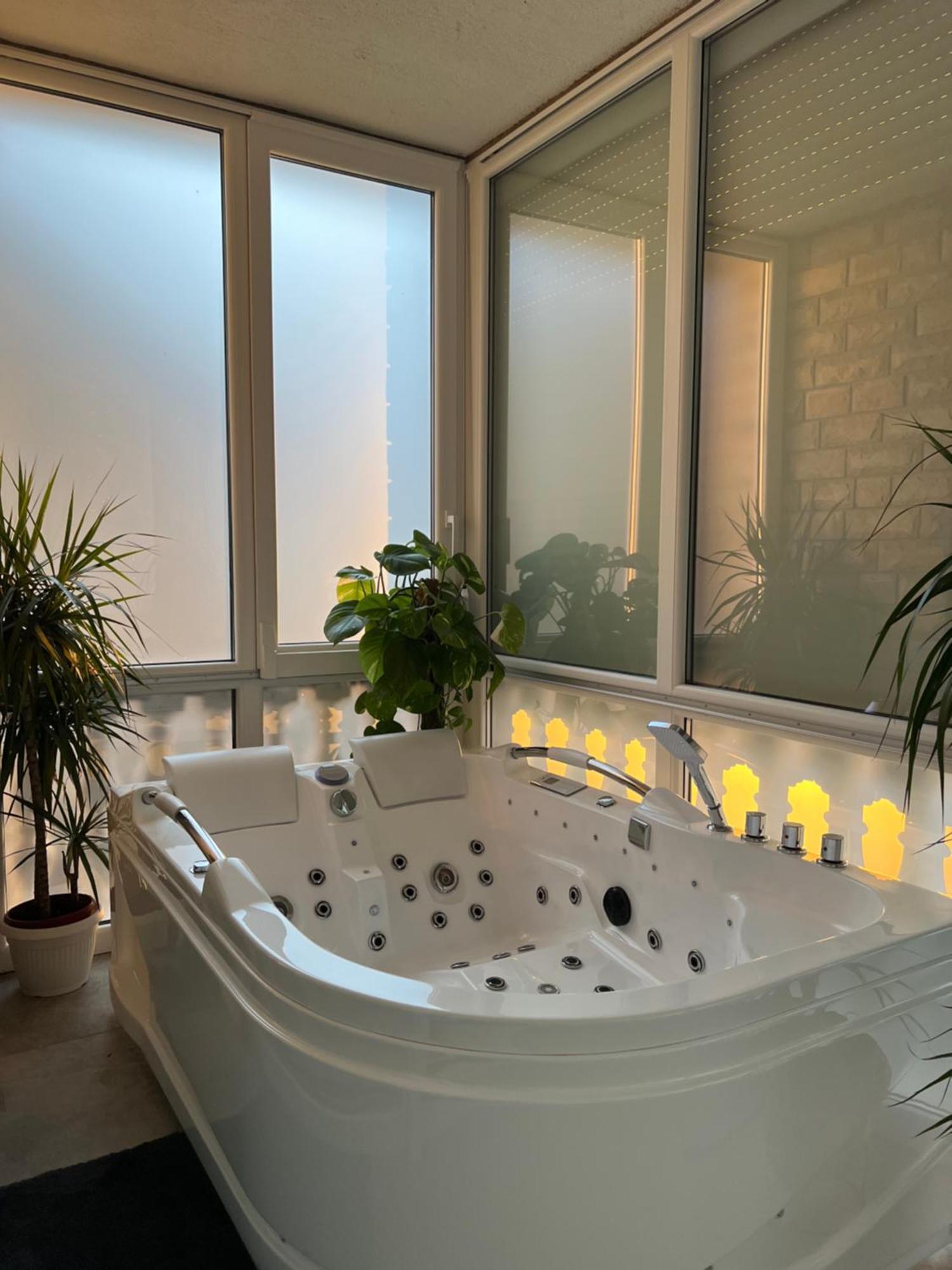 Luxrooms - Hotel Type With Private Jacuzzi Бьеловар Экстерьер фото
