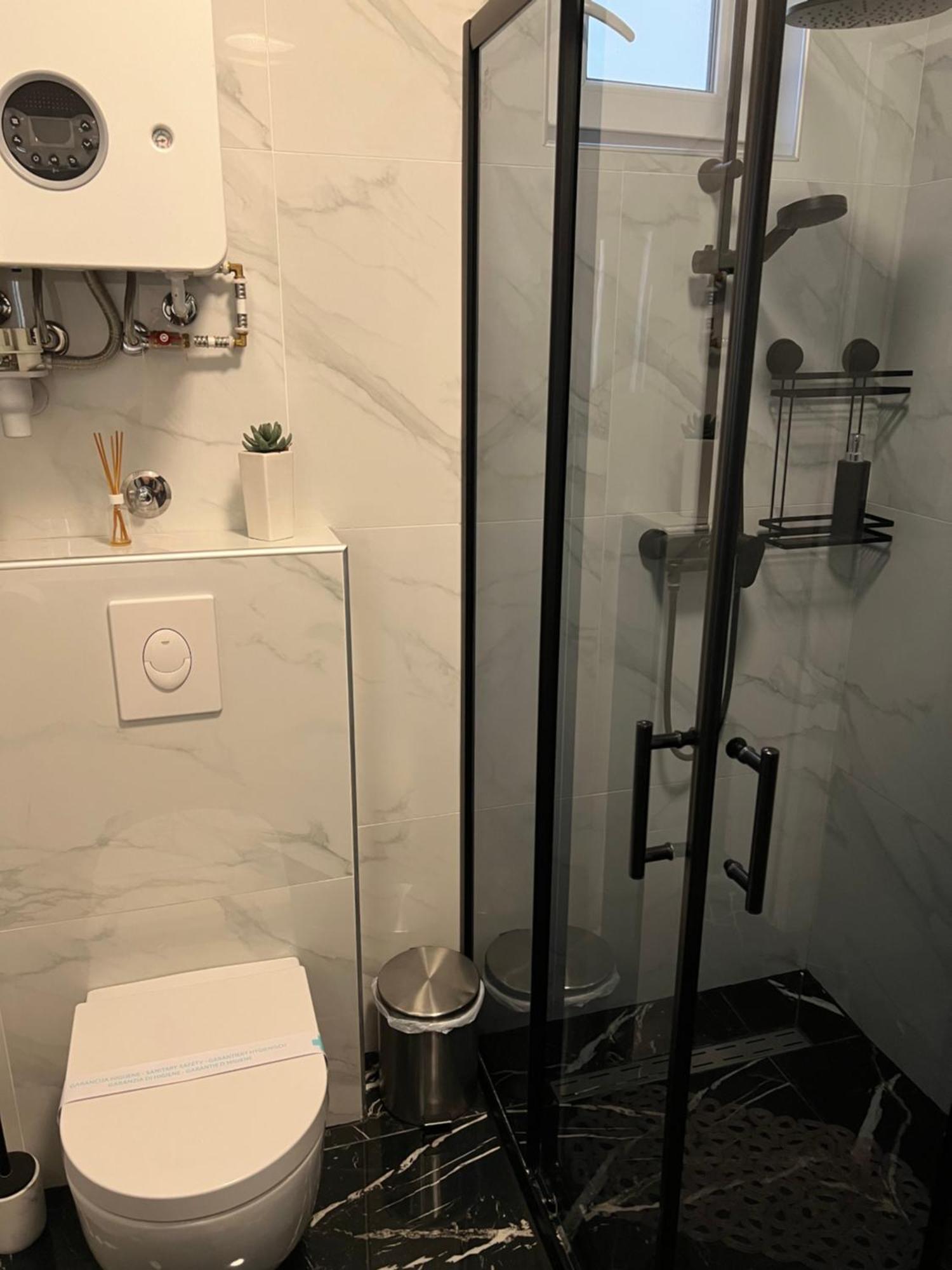 Luxrooms - Hotel Type With Private Jacuzzi Бьеловар Экстерьер фото