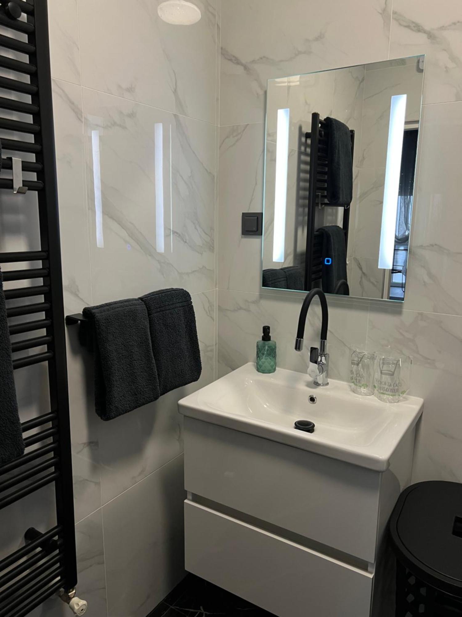 Luxrooms - Hotel Type With Private Jacuzzi Бьеловар Экстерьер фото