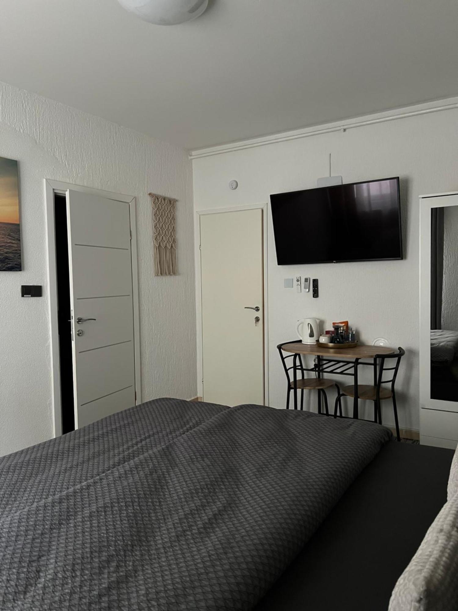 Luxrooms - Hotel Type With Private Jacuzzi Бьеловар Экстерьер фото