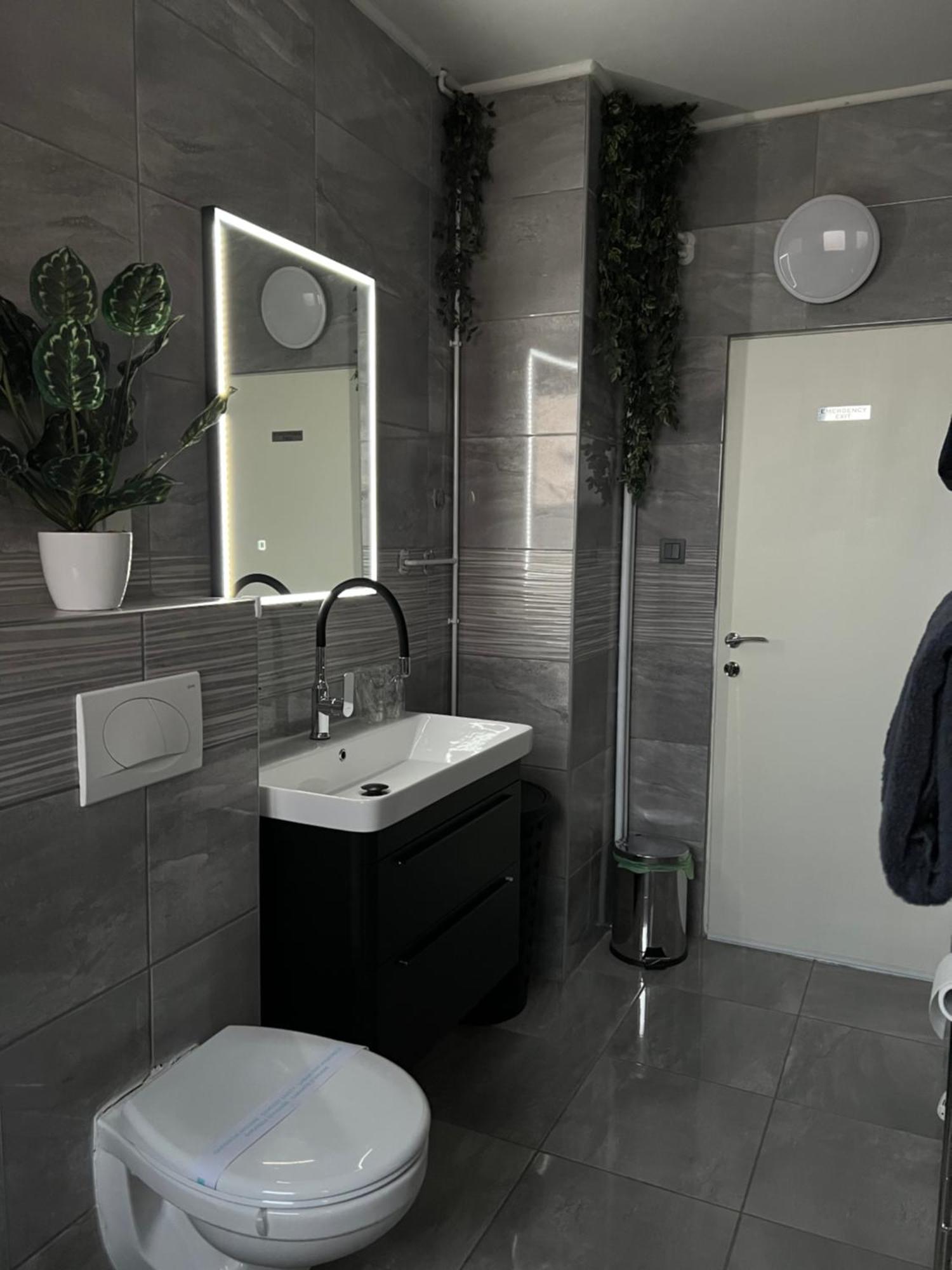 Luxrooms - Hotel Type With Private Jacuzzi Бьеловар Экстерьер фото