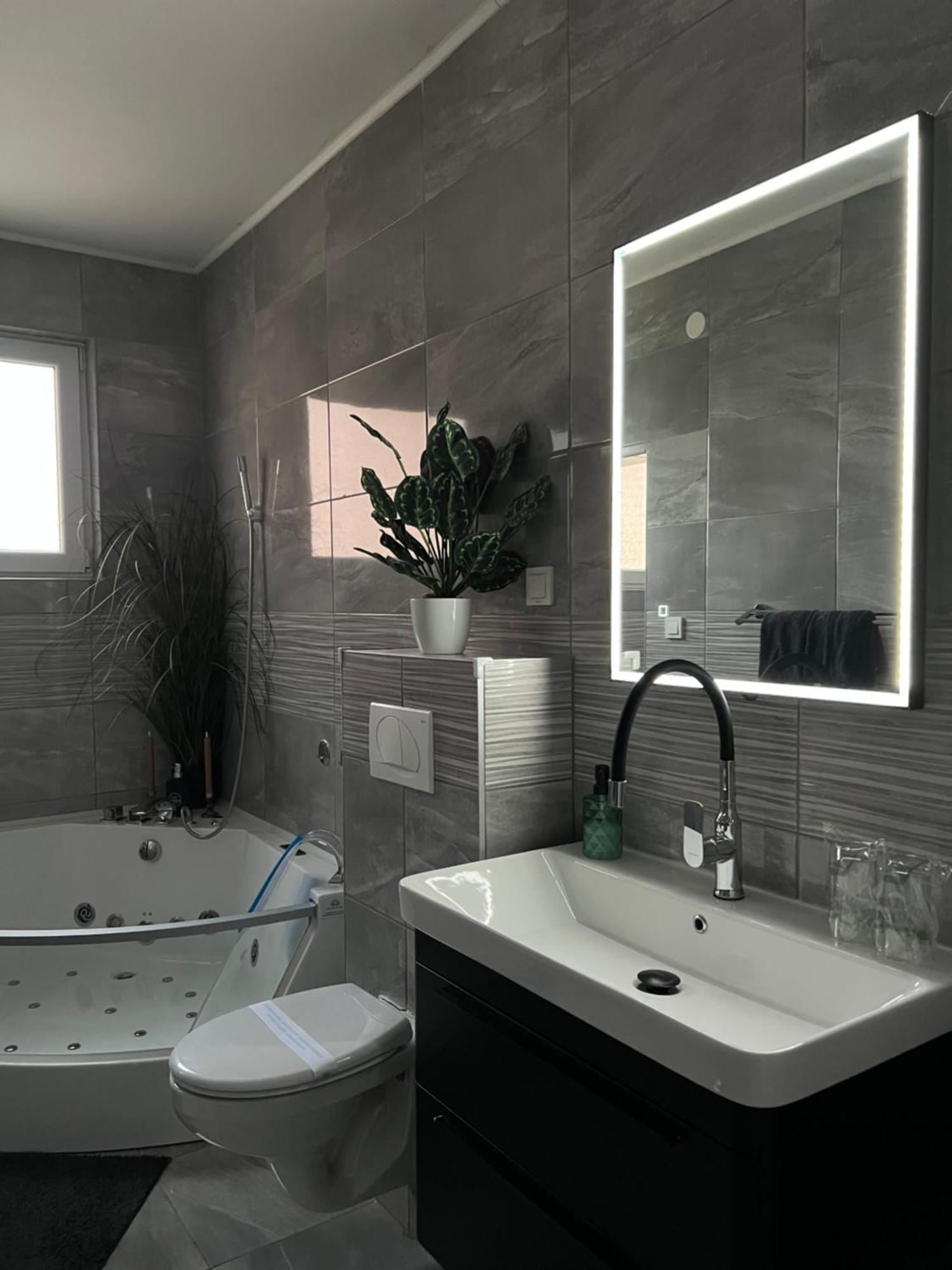 Luxrooms - Hotel Type With Private Jacuzzi Бьеловар Экстерьер фото